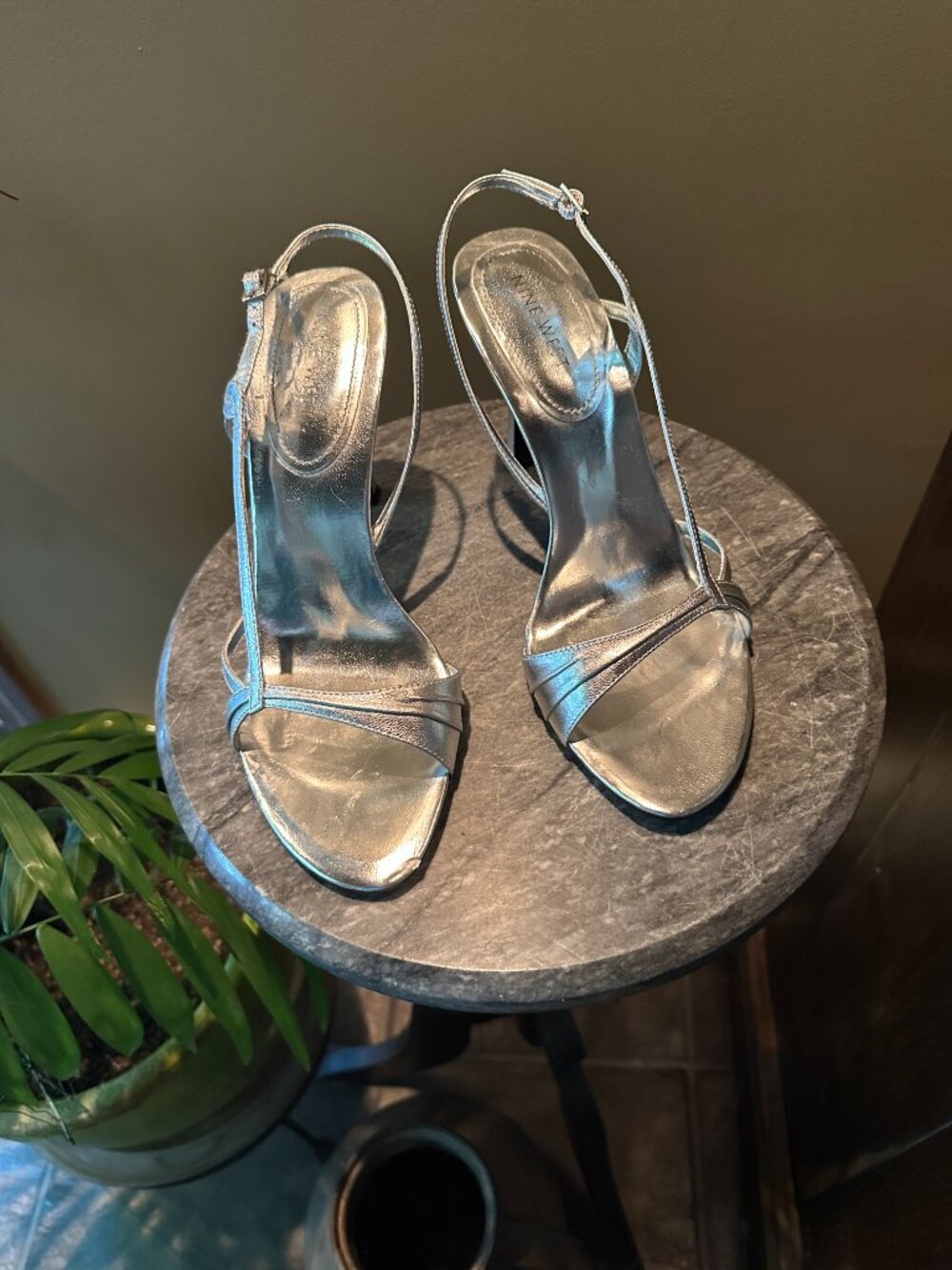 NINE WEST Silver Stappy Sandals ~ Size 7 M